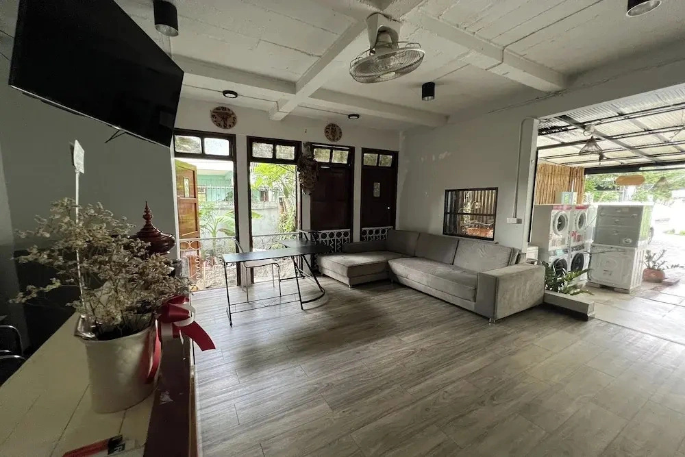 Orchid Hostel Near Bumrungrad hospital and Nana Market