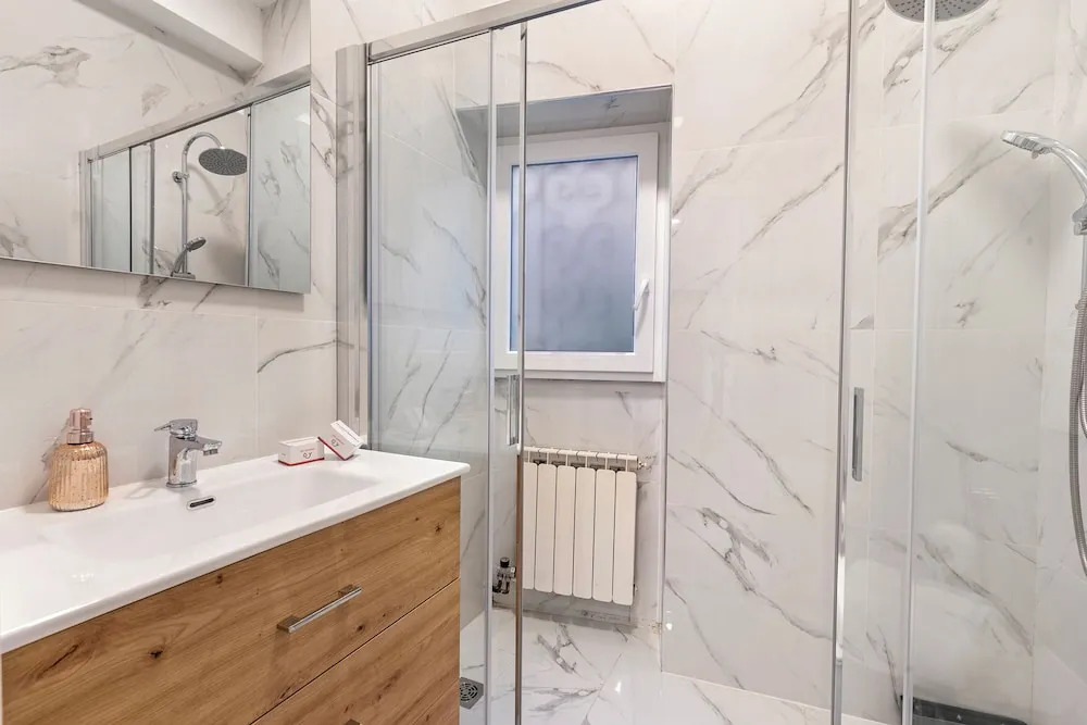Gaia on Stresa Hill: 2BR with AC and Outdoor Space - Happy Rentals