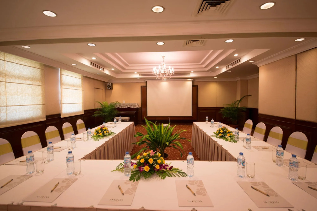 Diamond Westlake Suites