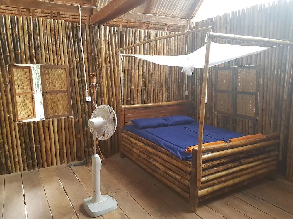 Driftwood Hostel and Bungalows