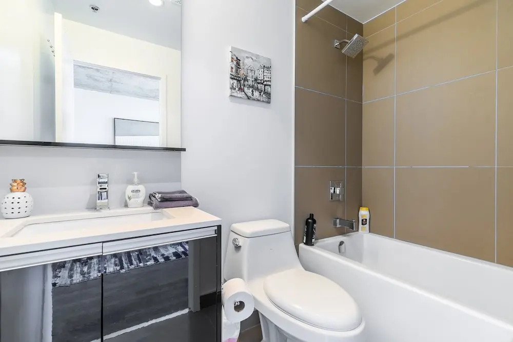 Stunning New 1BR Suite Trendy Queen West