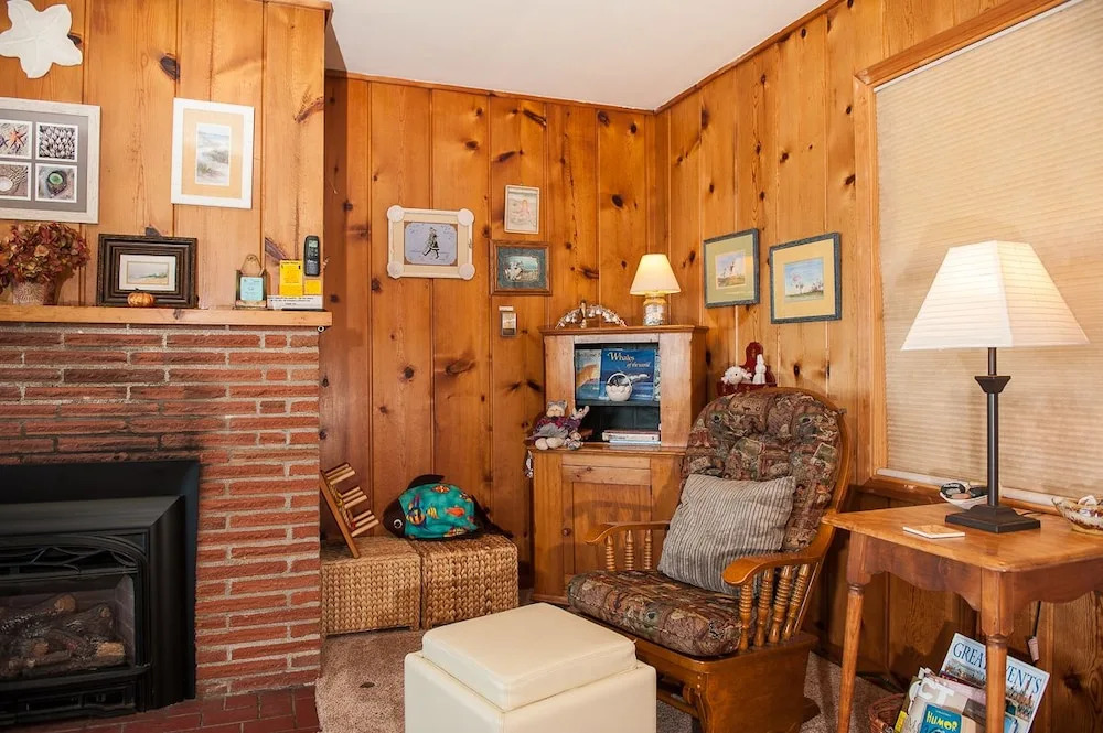 Beach Bungalow Roads End 2 Br cottage by RedAwning