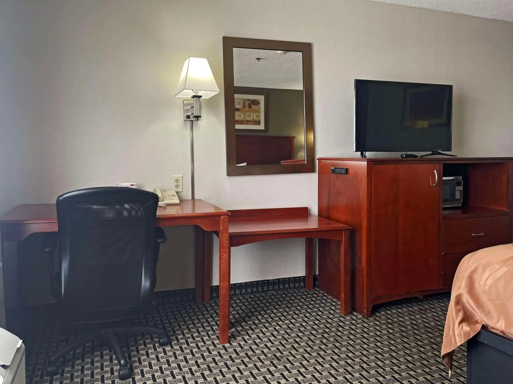 Quality Inn & Suites Cincinnati Sharonville