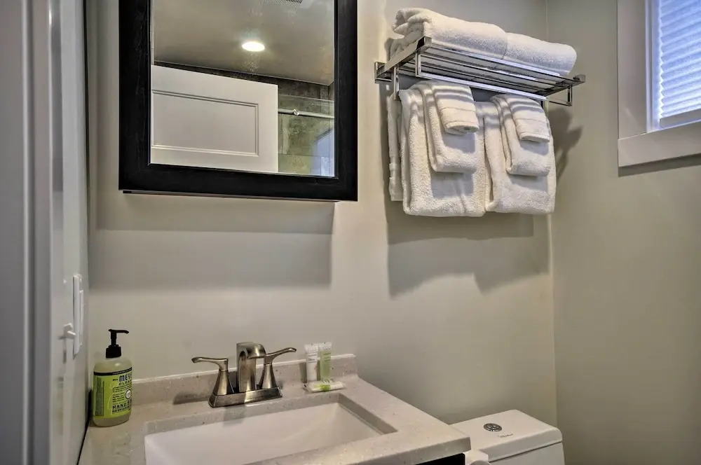 Sleek Riverfront Condo on Pier in Downtown Astoria