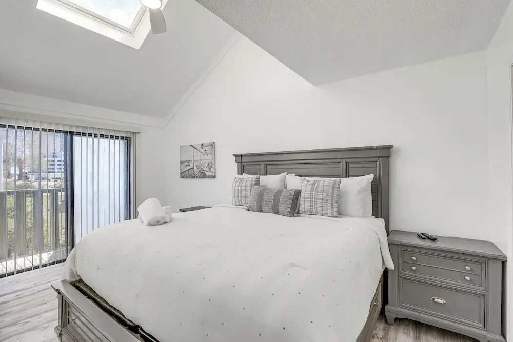 Bright & Airy Myrtle Beach Condo: 1 Block to Ocean