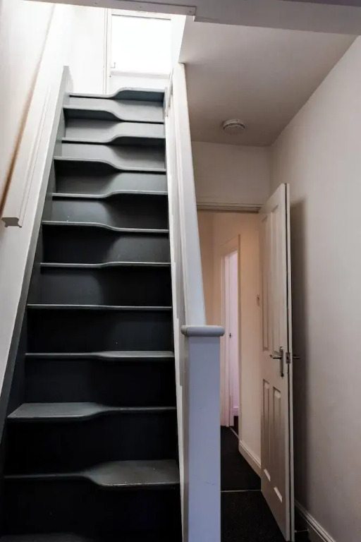 Gloucester-4 Bed Home for Work & Leisure