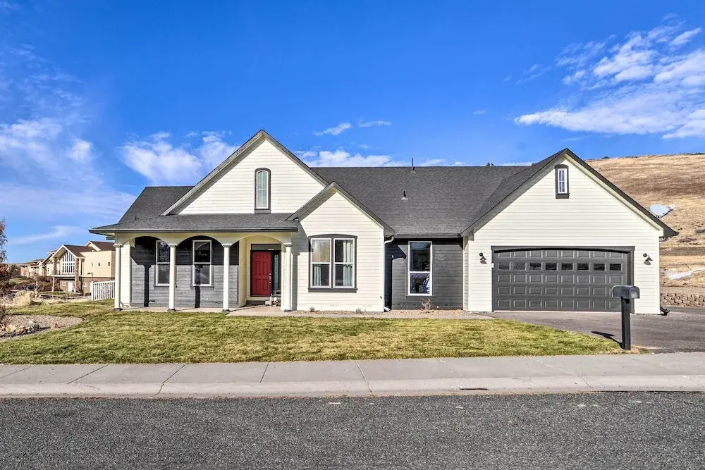Stylish Klamath Falls Unit < 1/2 Mi to Oit!