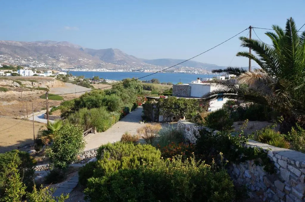 2-bedroom stone house, pool, 10min walk to beach