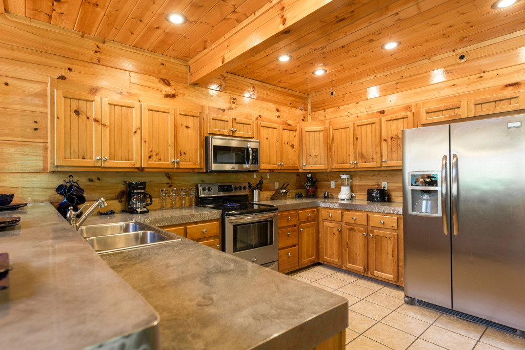 Bear Essentials Lodge Hot Tub Game Room Steam Showers and Community Pool