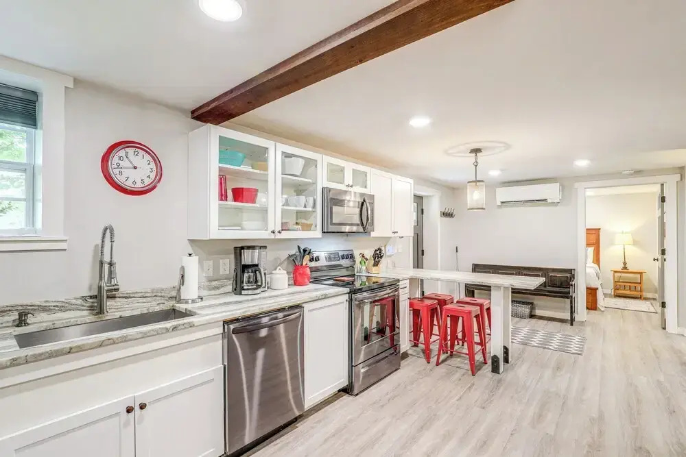 Walk to Downtown Weaverville: Quiet Apartment