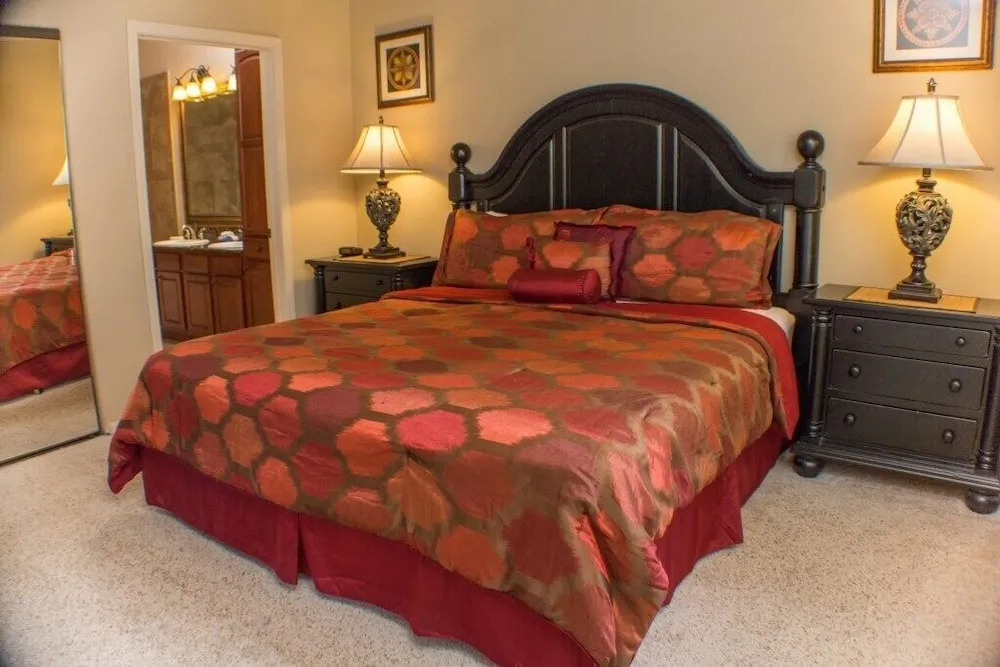 Valerie's Bella Piazza 2 Bedroom Condo by Redawning