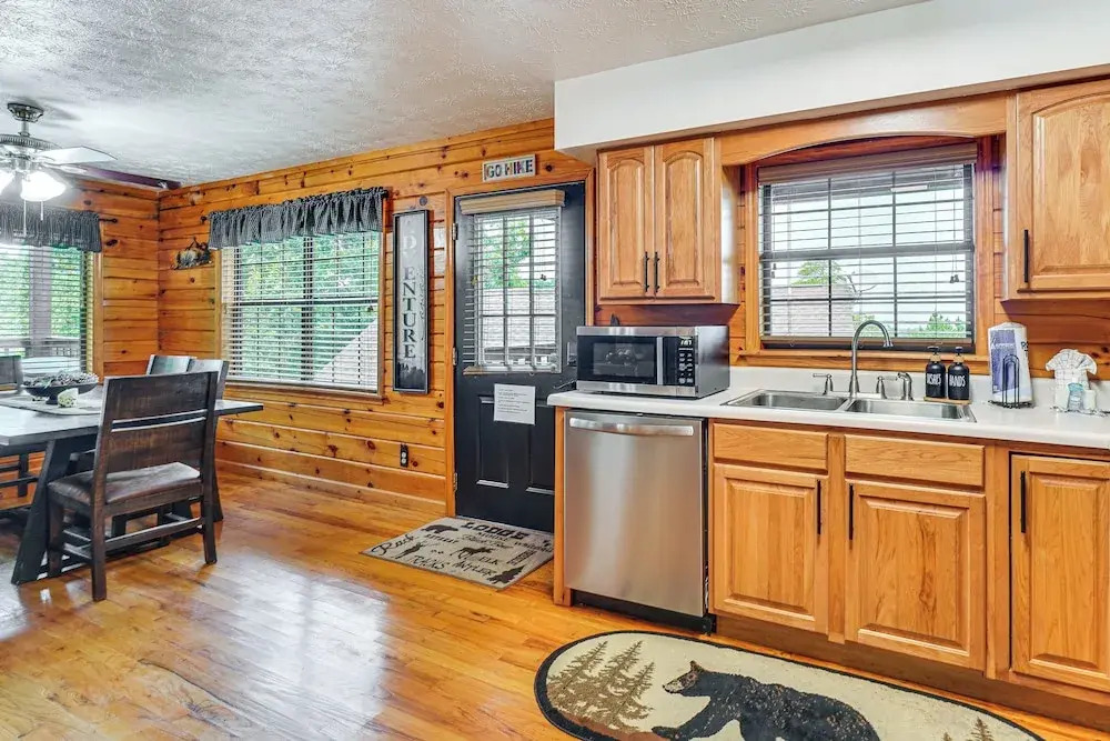 2 Mi to Dollywood: Mtn Cabin w/ Pool Access!