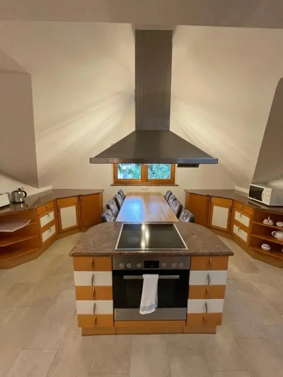 Undertheroof at