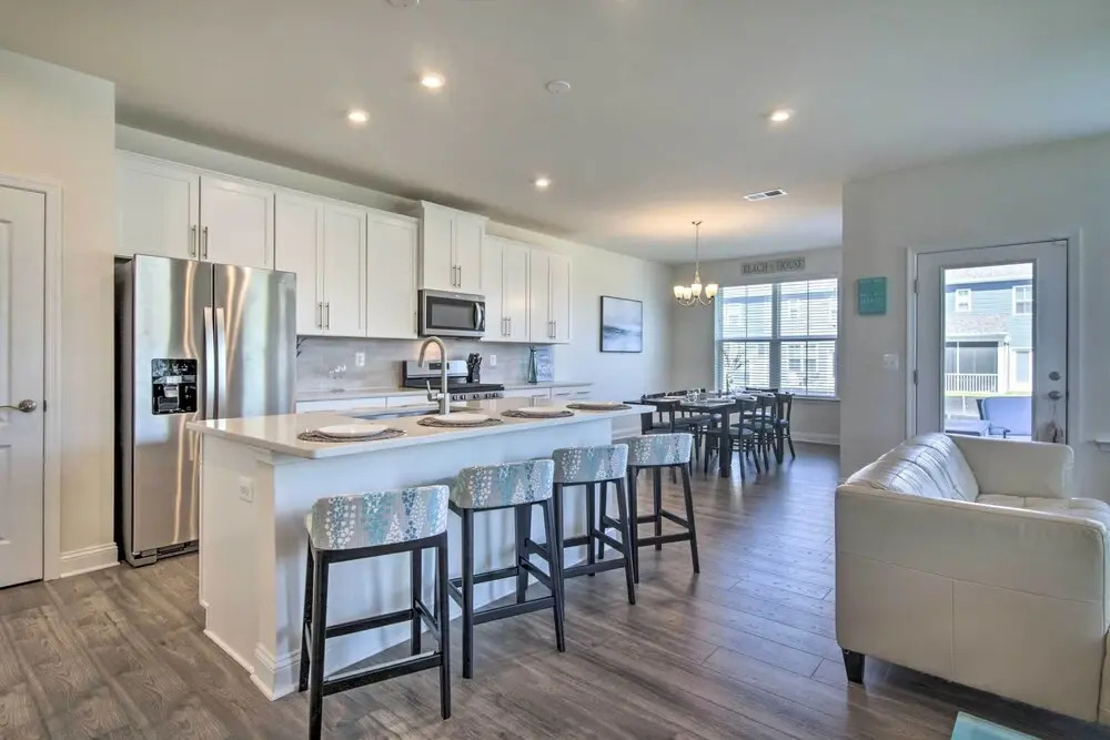Beach Shuttle & Pool: Bishop's Landing Townhome