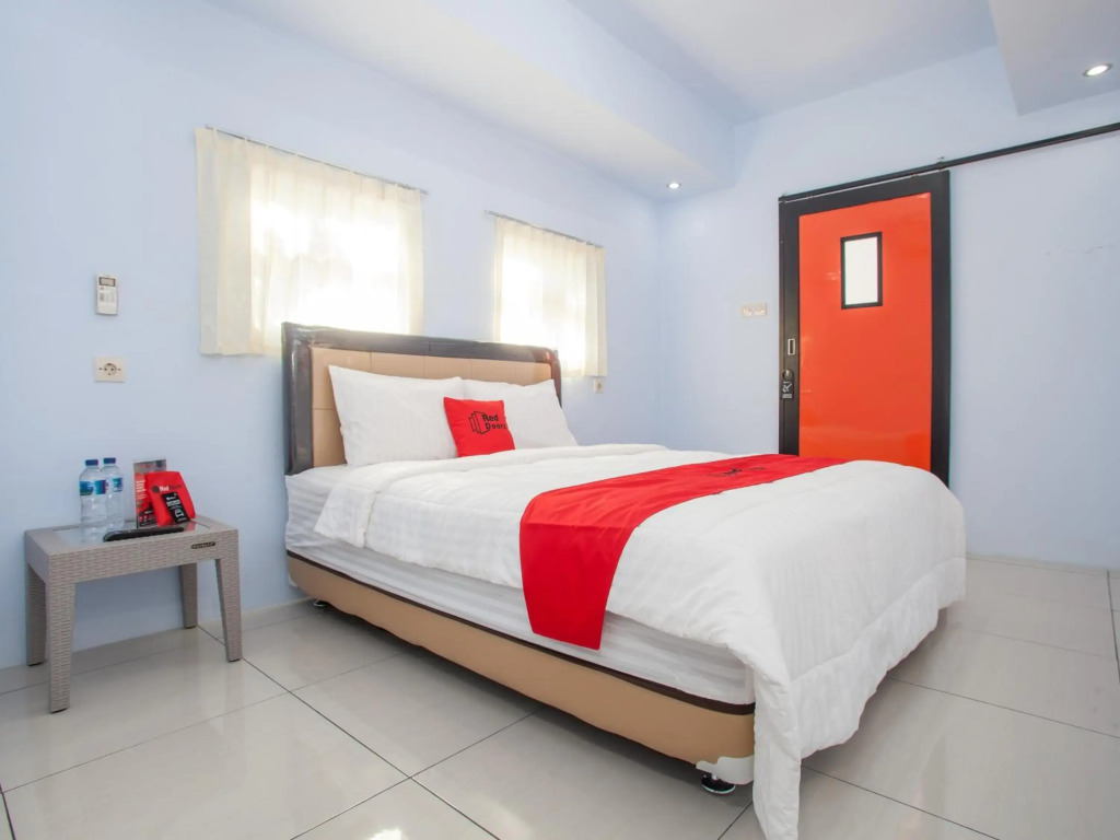 RedDoorz Near Karangasem Train Station 2