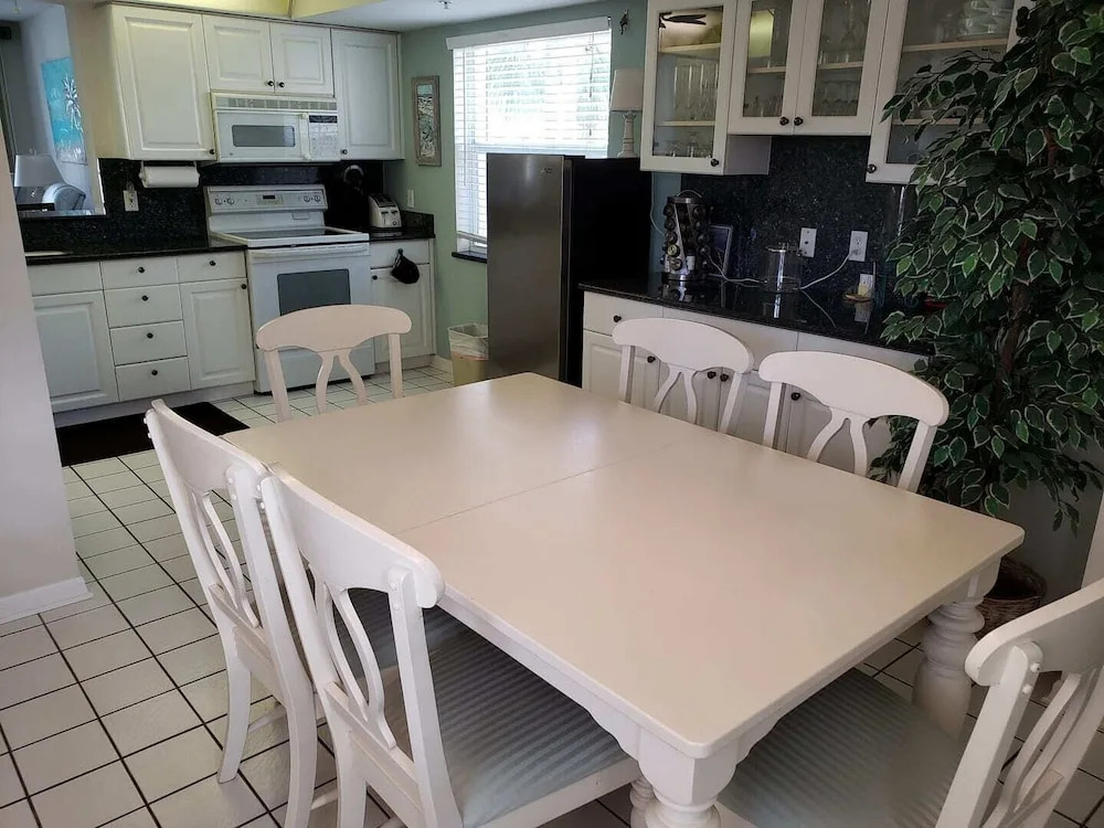 Hibiscus Poine 424 in Fort Myers Beach