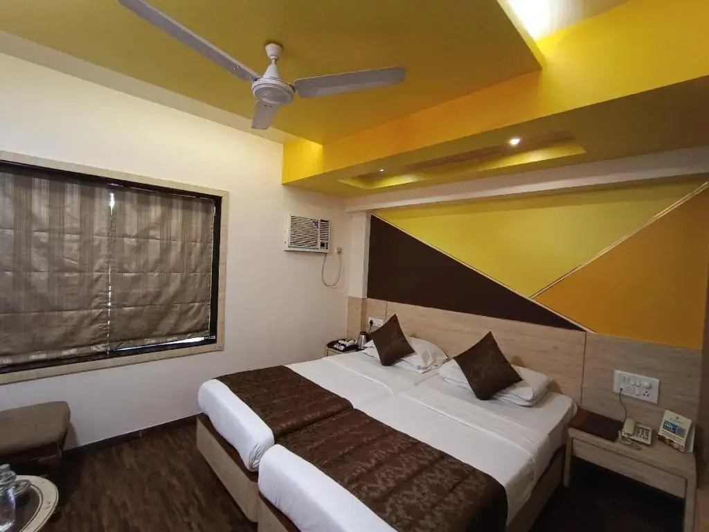 Rajhans Hotel