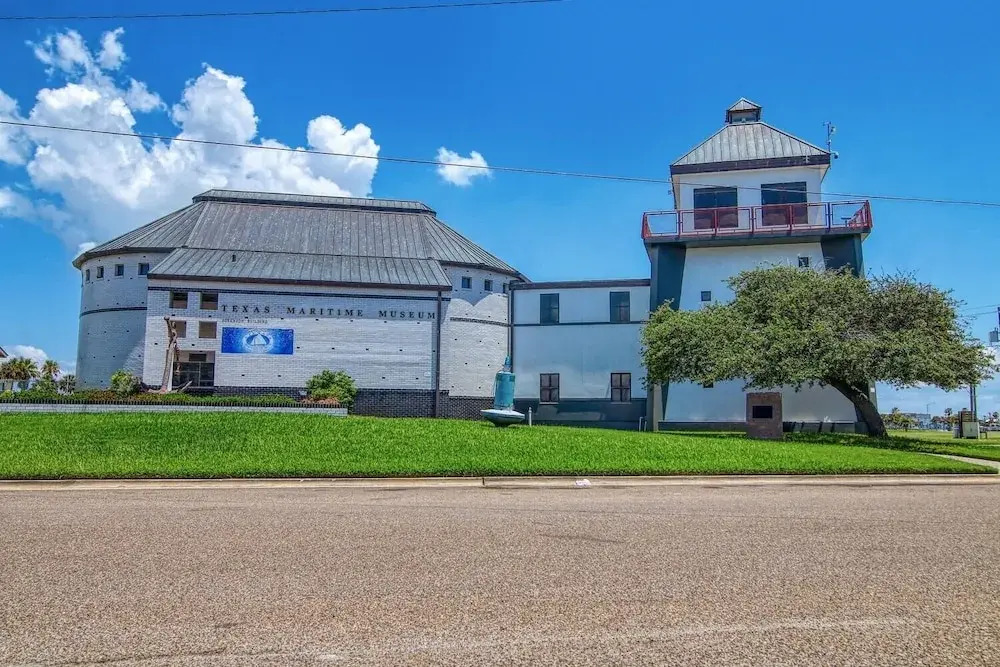 Rockport Blue Crab Bungalow Close to City Attractions by Redawning