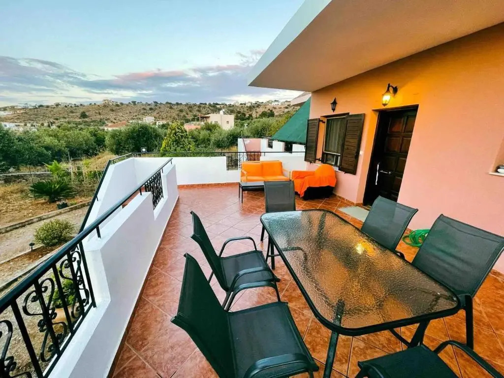 2 Bed House - Sleeps 5 - Garden - Parking - Wifi