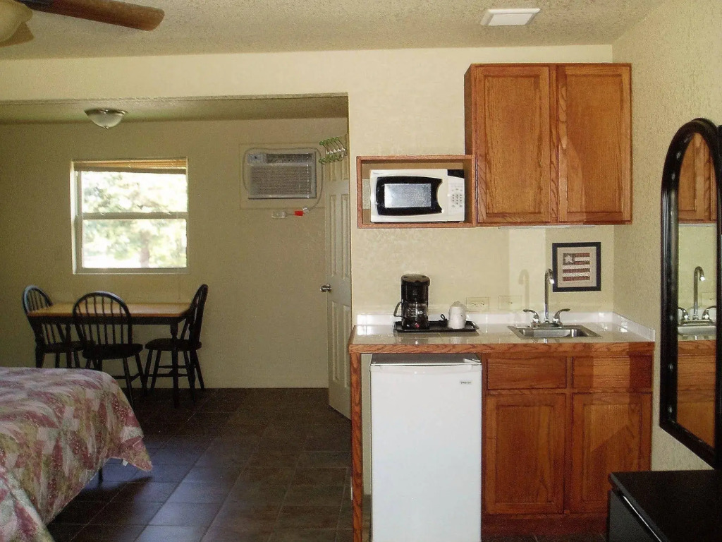 Kay Lynn Resort and Motel