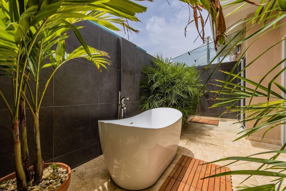 Villa Blue Topaz - Oasis With Pool Hot tub Sauna