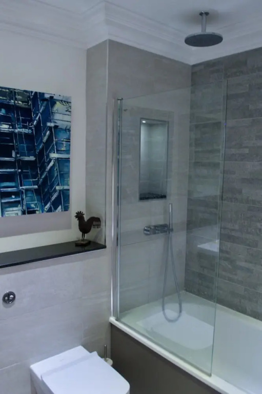 2 Bedroom West End Flat Sleeps 4