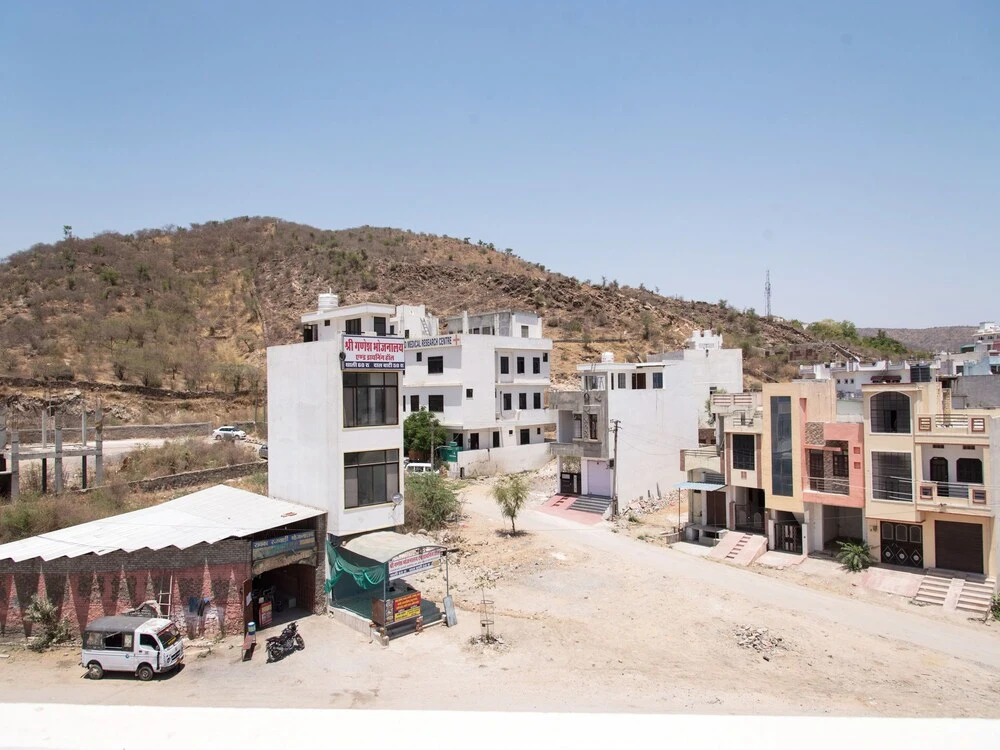 OYO 14110 Home Modern Stay Airport Road