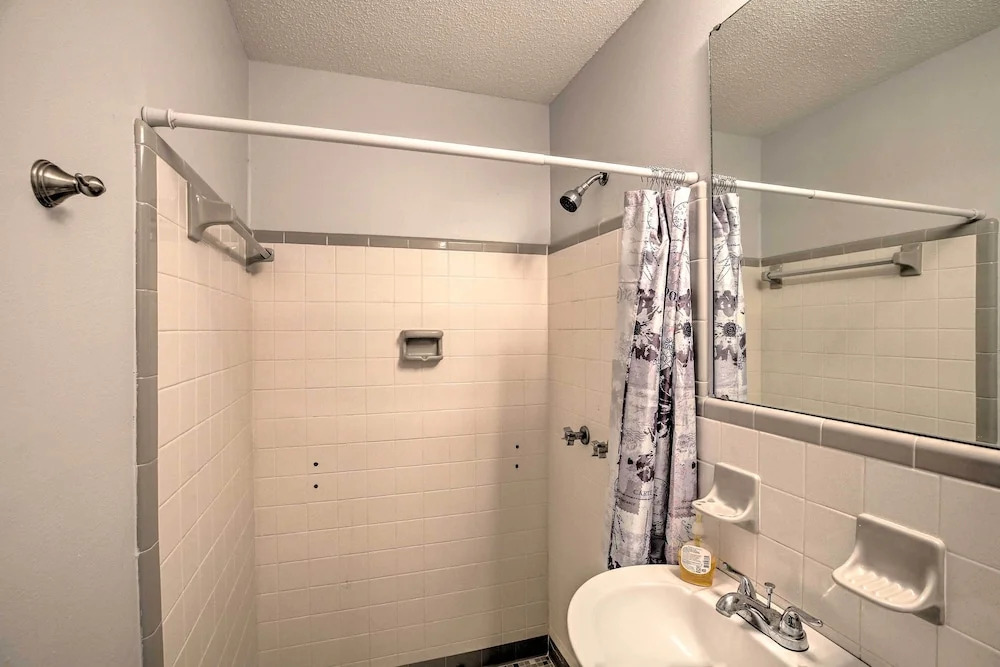 Quiet Venice Retreat With Private Lanai & Pool!