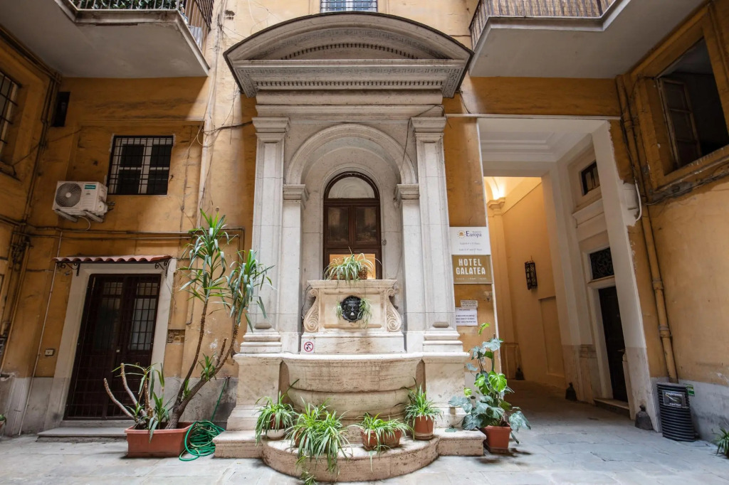 Glance in Rome