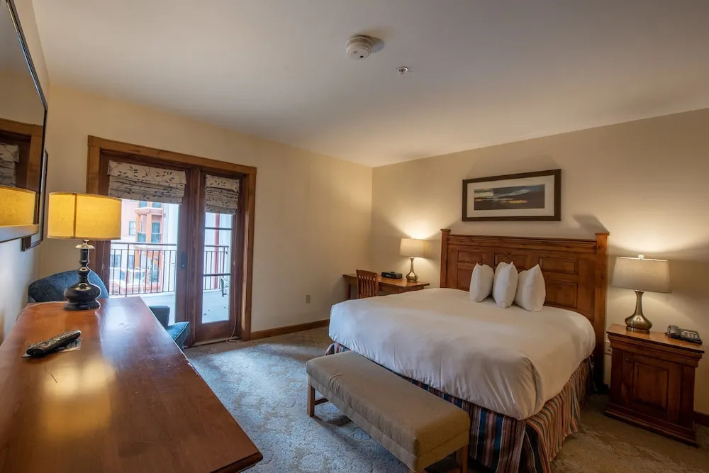 Top Floor 2 Bedroom Condo in Mountaineer Square
