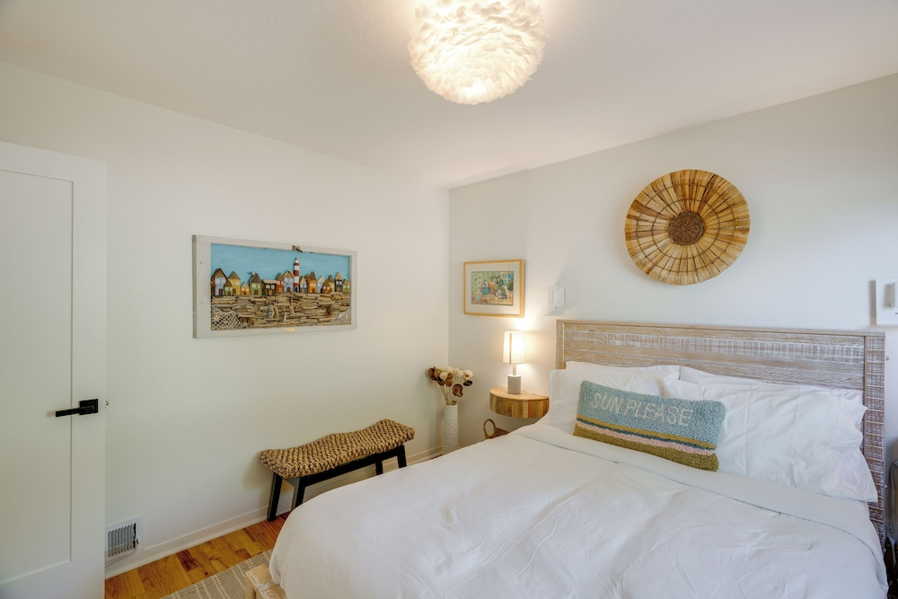 Seaside Home w/ Hot Tub & Patio: Close to Beaches!