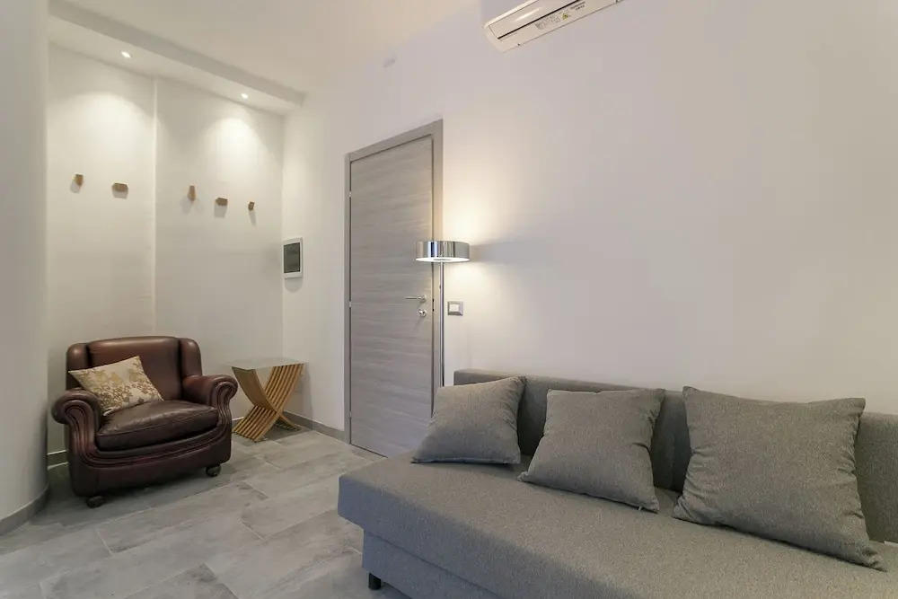 Modern Studio with Balcony in Milan