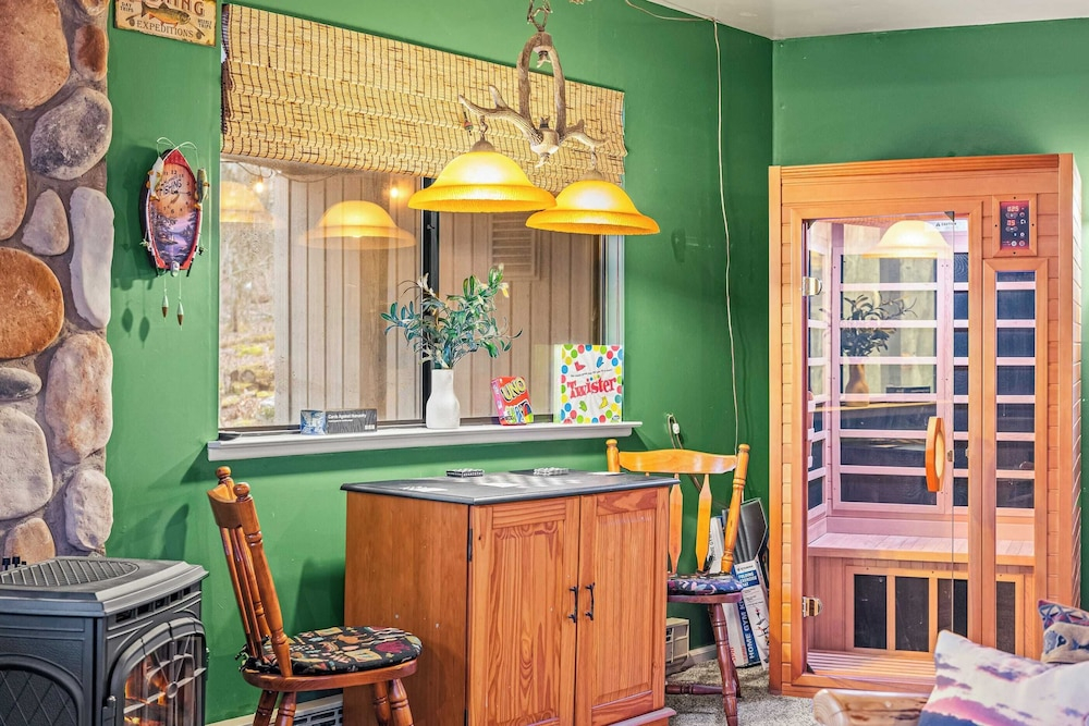 Atlas Point Lodge by Avantstay Hot Tub + Sauna + Kayaks Pet-friendly Cabin Lake Access