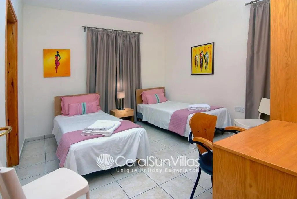 Exceptional Large Villa, FREE HEATED Pool 1 NOV - 15 JAN, Privacy,Prime Location