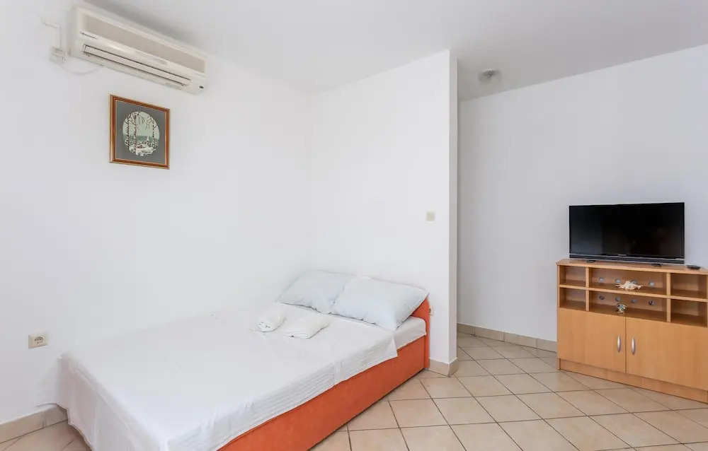 Beautiful Apartment in Rasopasno With Wifi