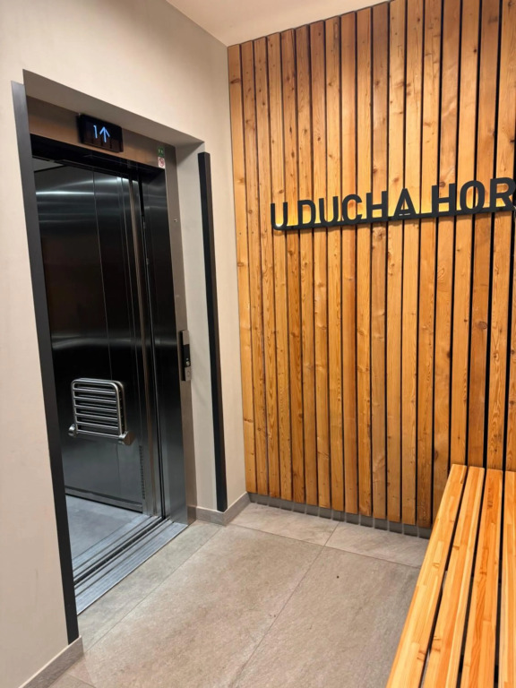 Luxusní Apartmán GRAND v centru Harrachova se soukromou Mega terasou, s možností dobíjení wallbox EV a výhledem na Harrachovský kostelíček