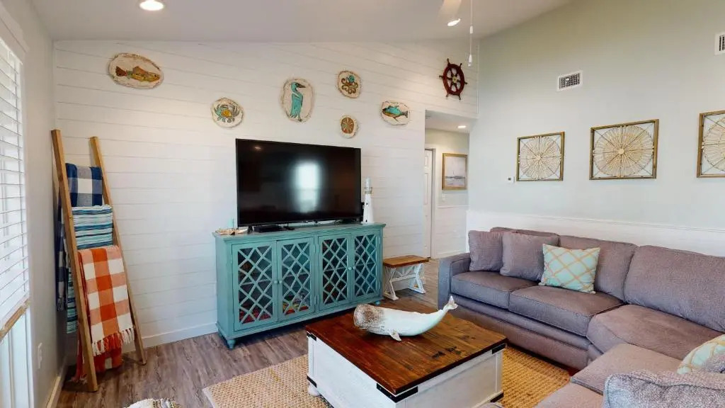 AH-C208 Newly Remodeled, 2nd Floor Condo with Nautical Theme, Great location in town