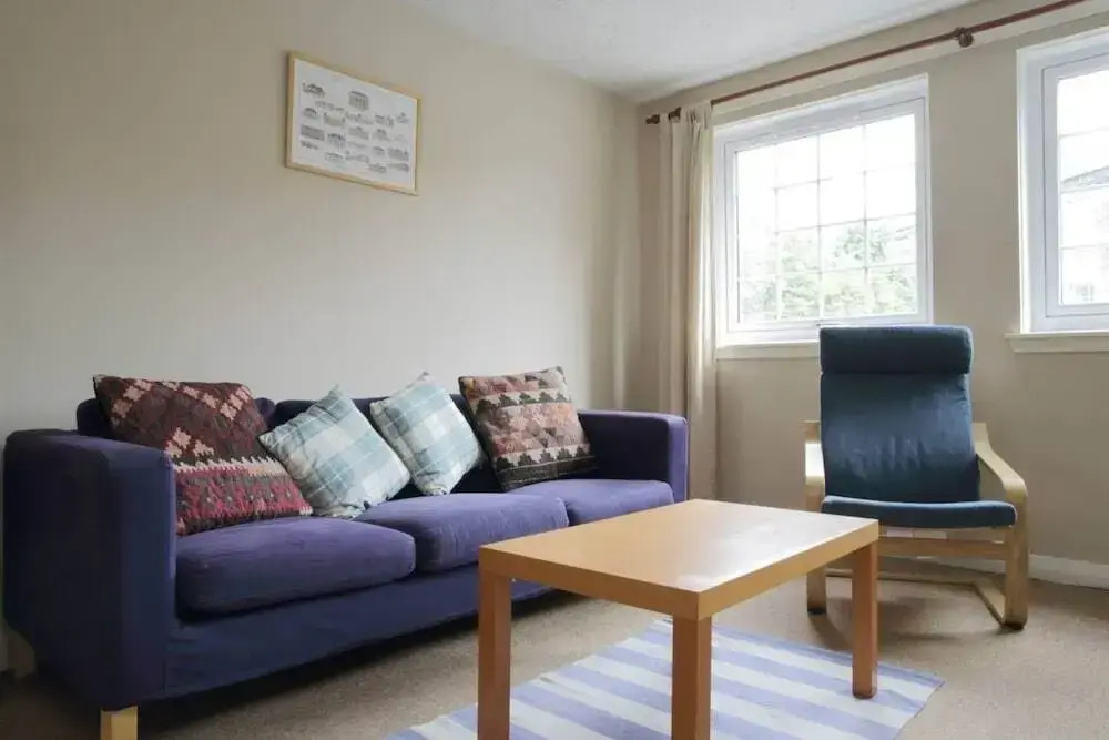 Stylish Apartment at the Edge of Meadows Park