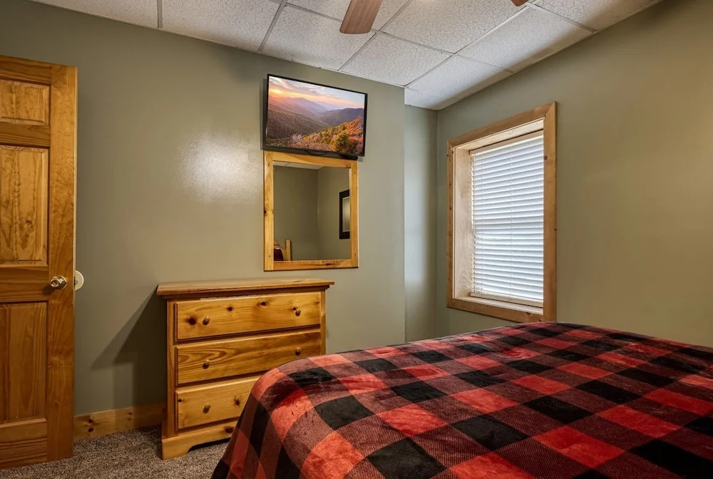 Ern813 - Heavenly View- Great Location! Close To All The Action! 6 Bedroom Cabin by RedAwning