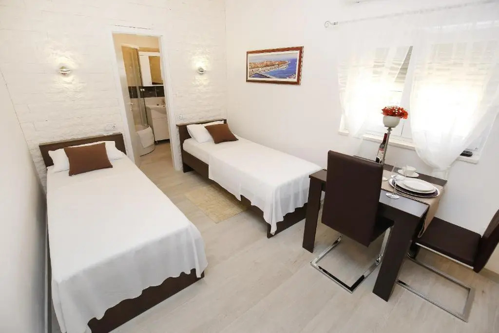 Deluxe MKC Apartments