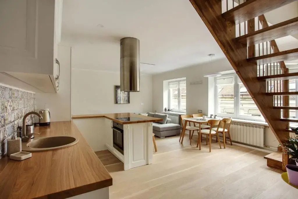 #stayhere - Spacious 2BDR Two Floor I Heart of Old Town