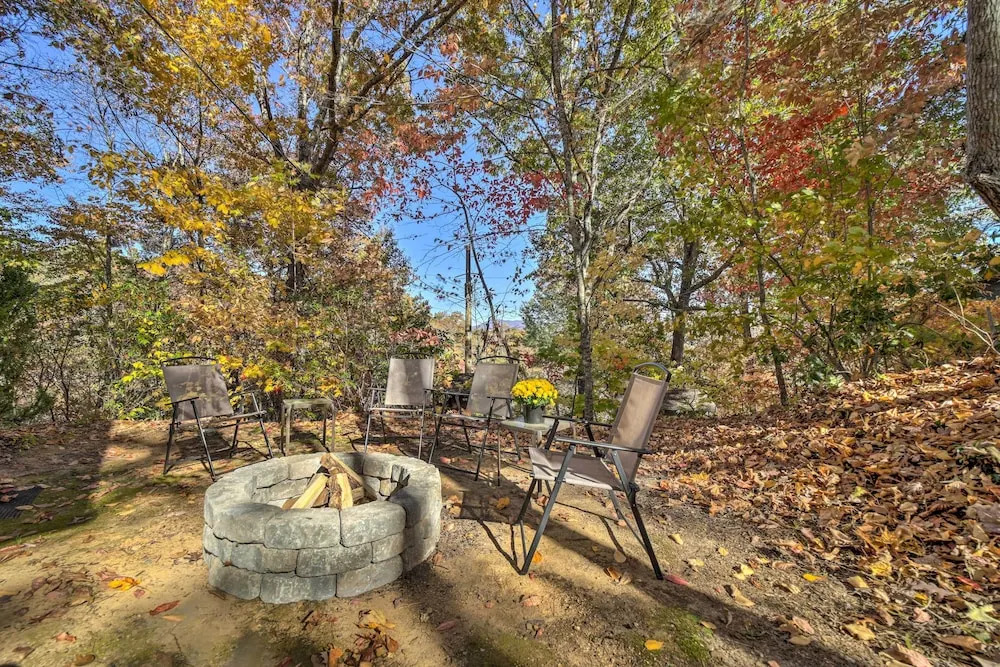 Pet-friendly Cabin - 1 Mi From Fontana Lake!