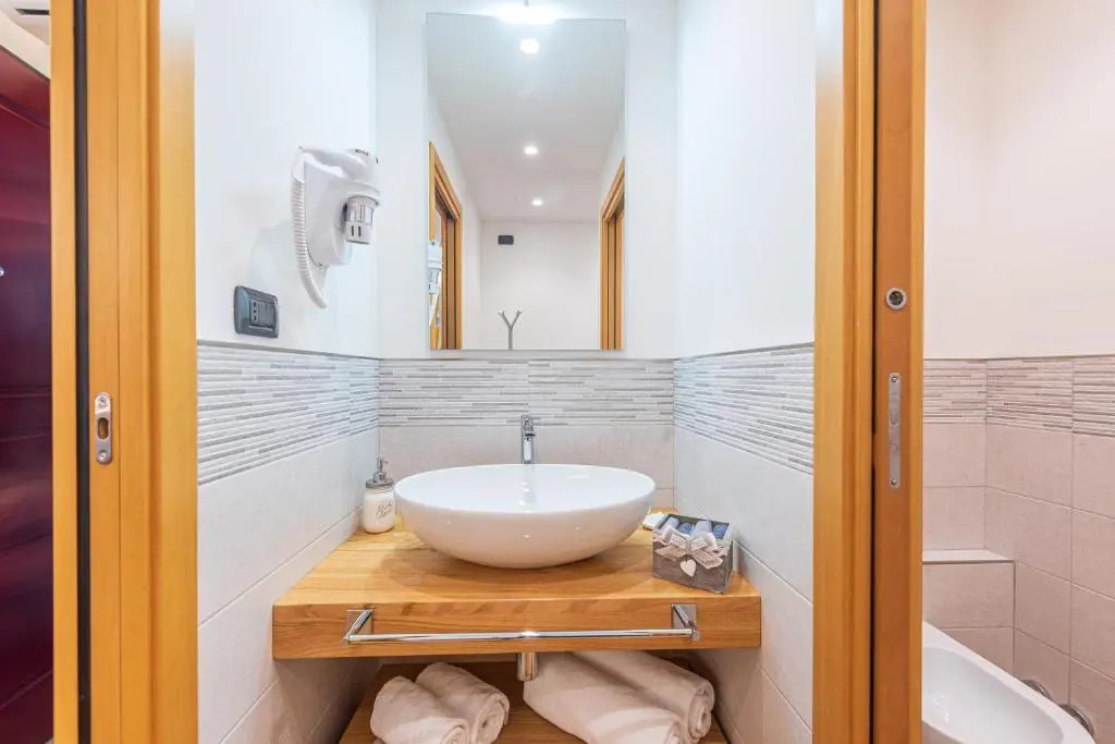 Room 176, Alba Town