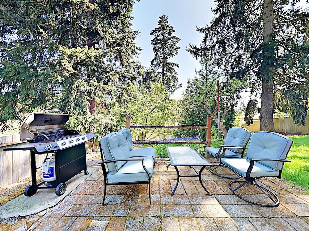 Shoreline Apartment on the Bus Line by RedAwning