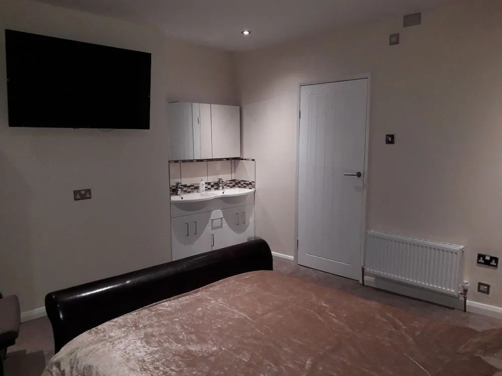 THE NEW Accommodation FREE complimentary breakfast and parking