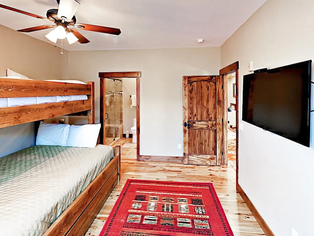 Sleek 3br, 3ba W/hot Tub, 3 Patios, Mountain Views 3 Bedroom Condo