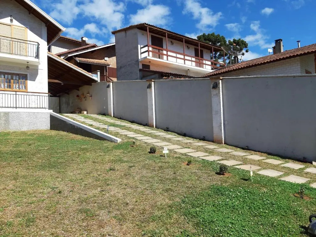 Casa MAGNÍFICA a 1 Km do centrinho com Suíte e Hidro