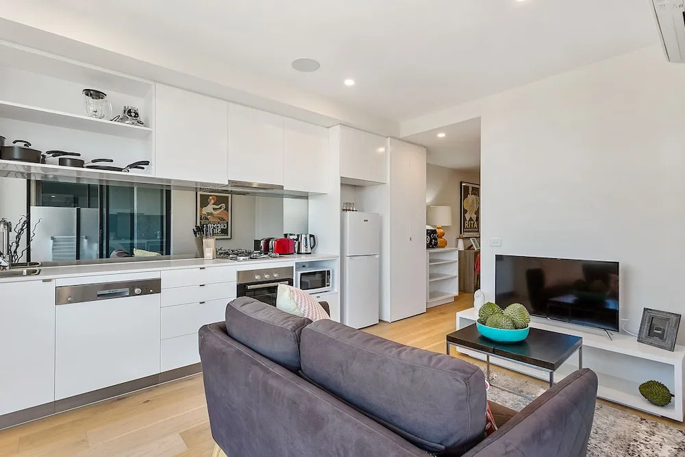BRUNSWICK Stylish Space with Parking + Netflix