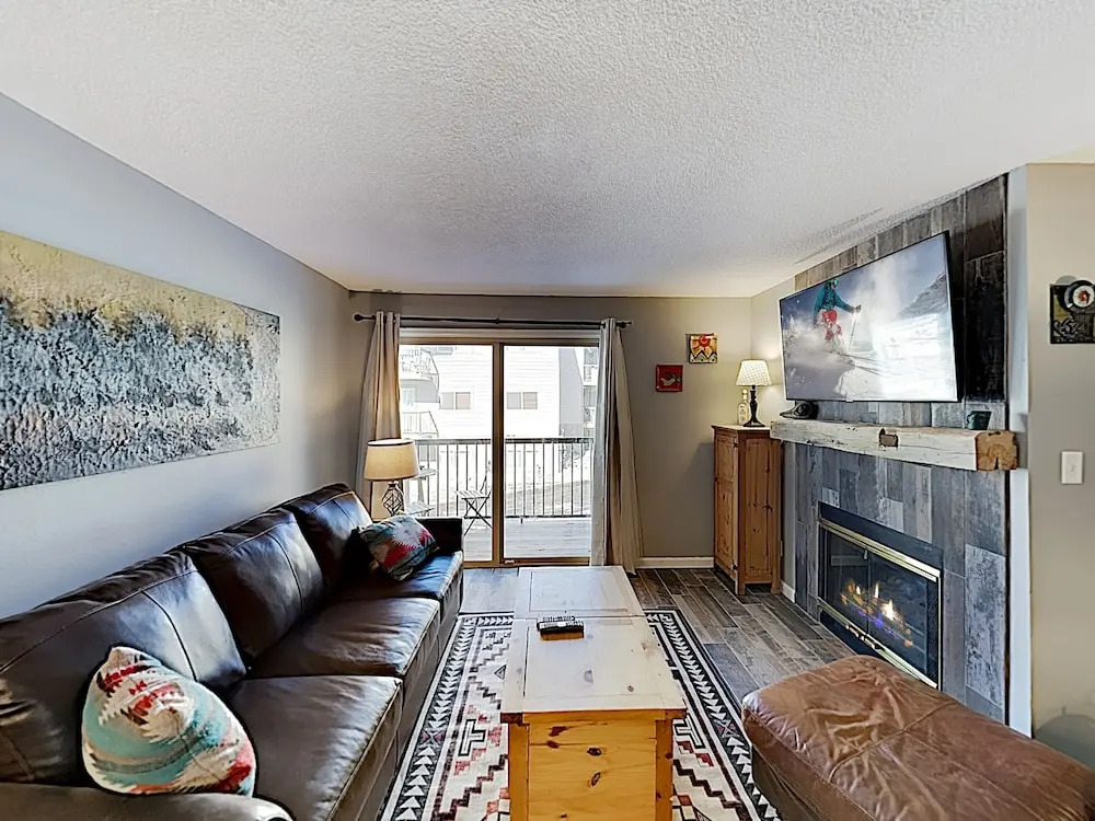 Plush Ski W/ Hot Tub, Pool & Fireplace 2 Bedroom Condo
