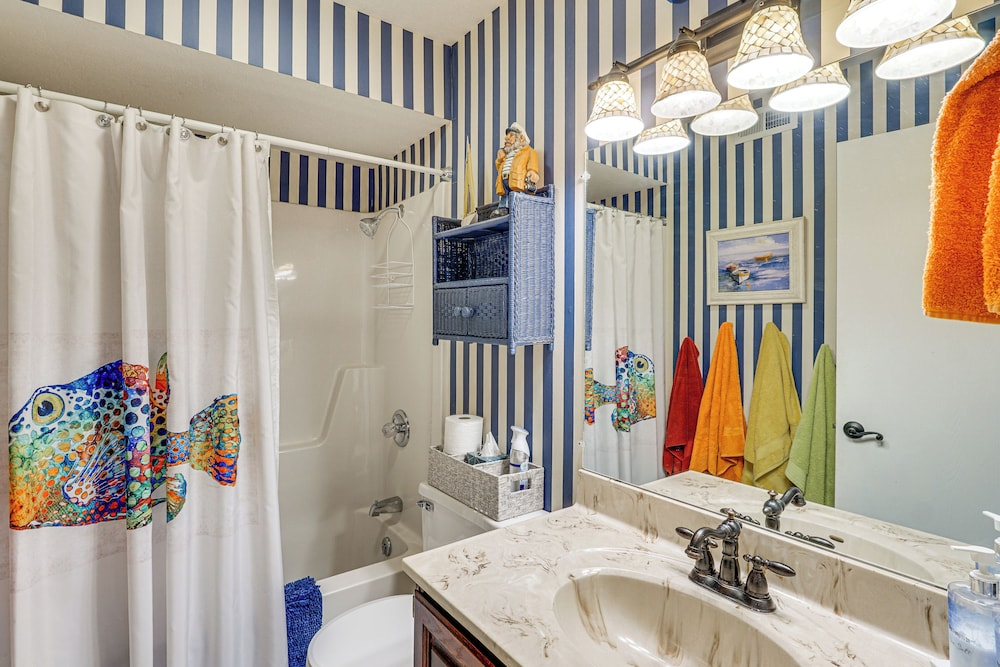 180 Main Channel View! Poolside Apt in Osage Beach